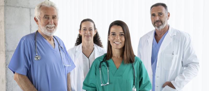 Imagen de un equipo médico con vocación y valores