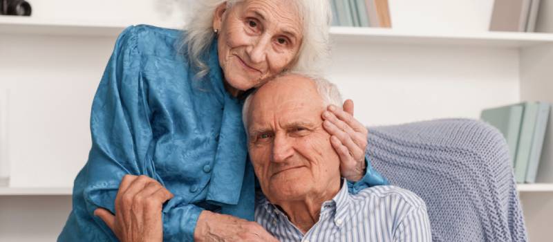 Pareja adorable de adultos mayores abrazándose